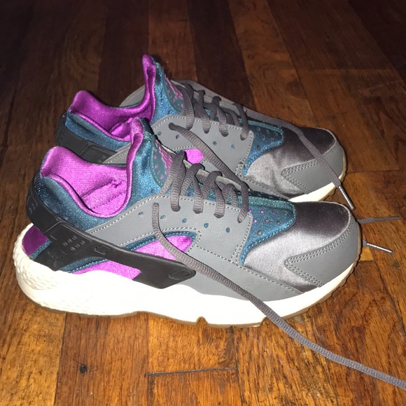 Nike Women’s Air Hurraches - Picture 1 of 4